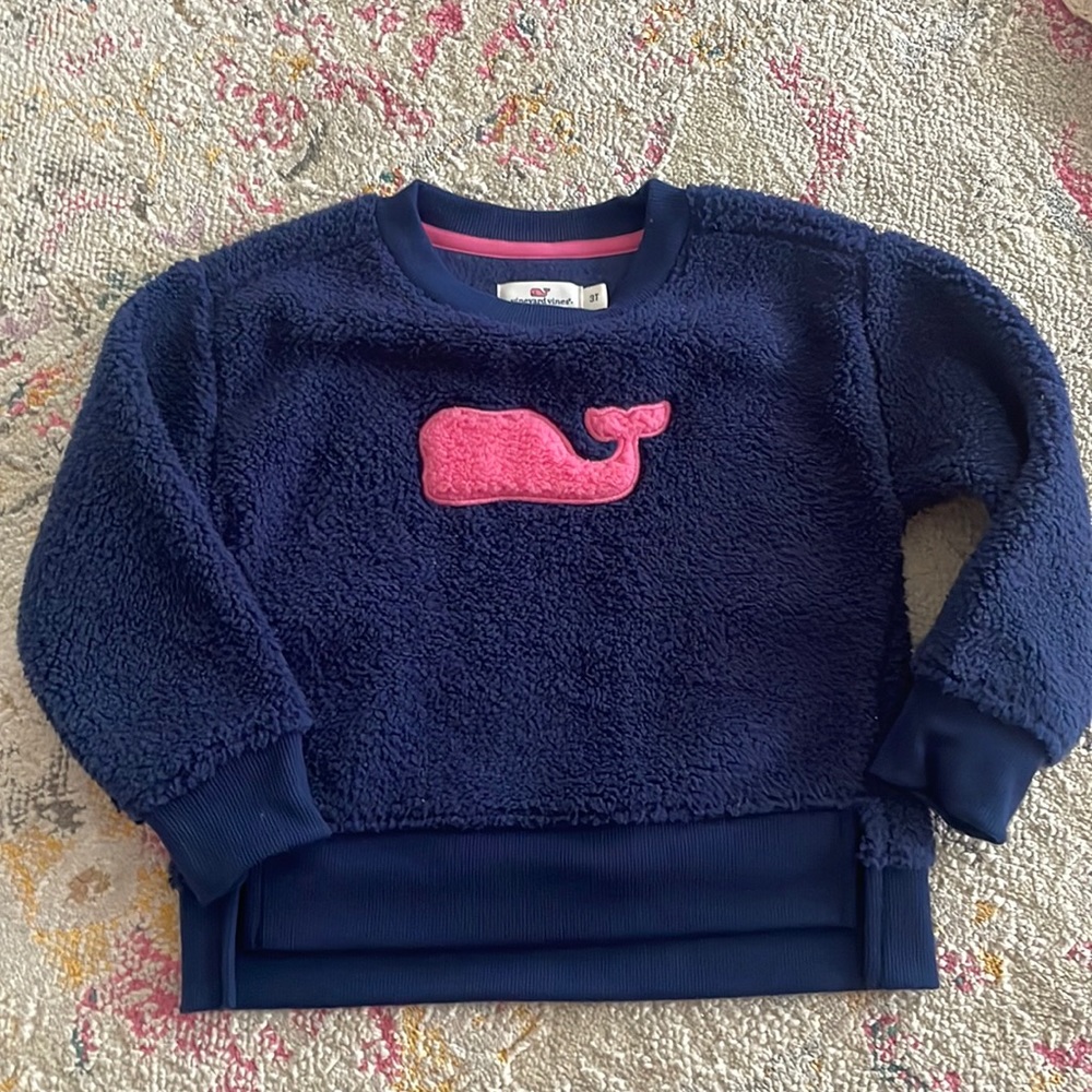 Like New cozy Vineyard Vine sweatshirt. Signature pink whale on the front!